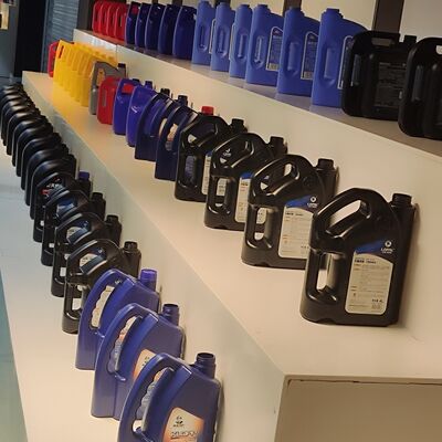 खरीदें फैक्टरी निर्मित गर्म बिक्री 1-5L स्नेहक भरने की लाइन 1000-5000BPH 1000ml-5000ml online manufacture